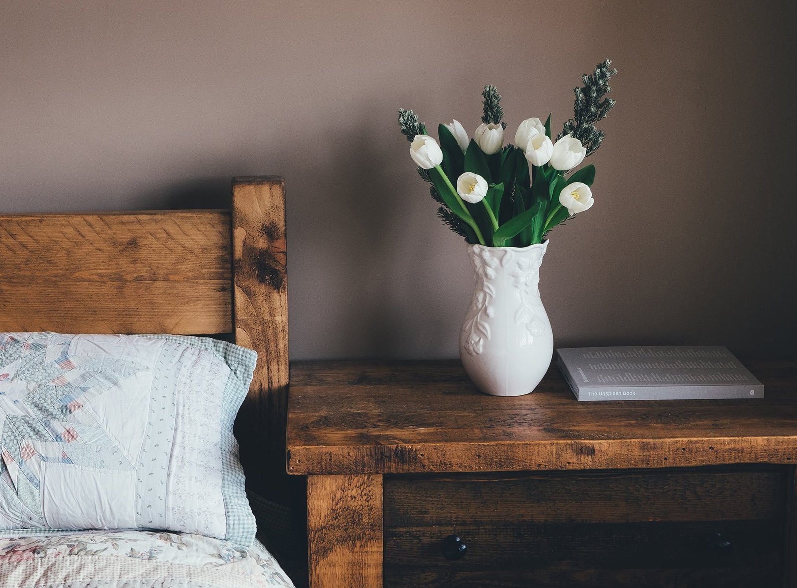 About flowers on nightstand